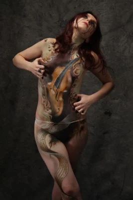 Violon, peinture sur corps, Body-painting de Williams Raynaud,